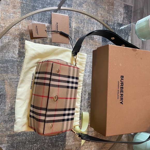 Authentic Burberry Hackberry Crossbody - Picture 4 of 13